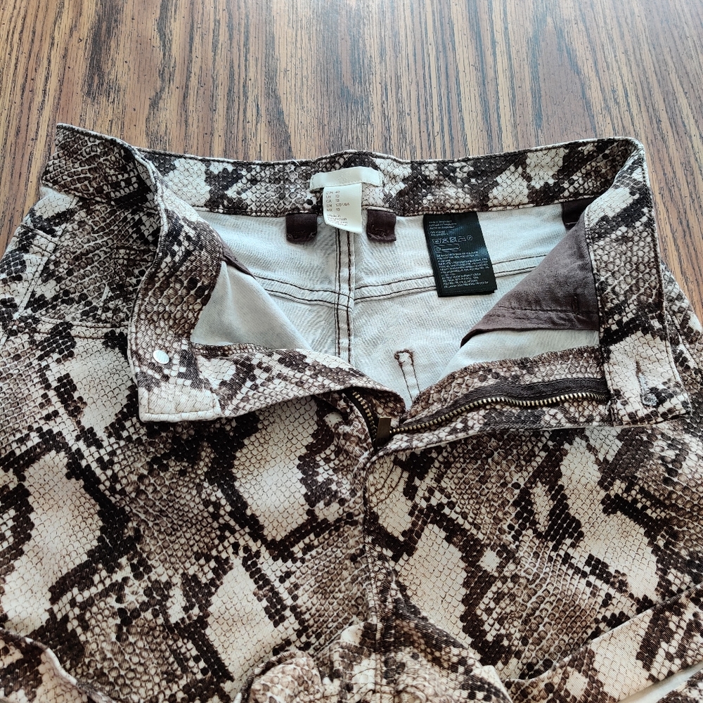 H&M Brown Cream Snake Skin Stretch High Waisted Rolled Cuff Short EUC sz 10 - Picture 5 of 12